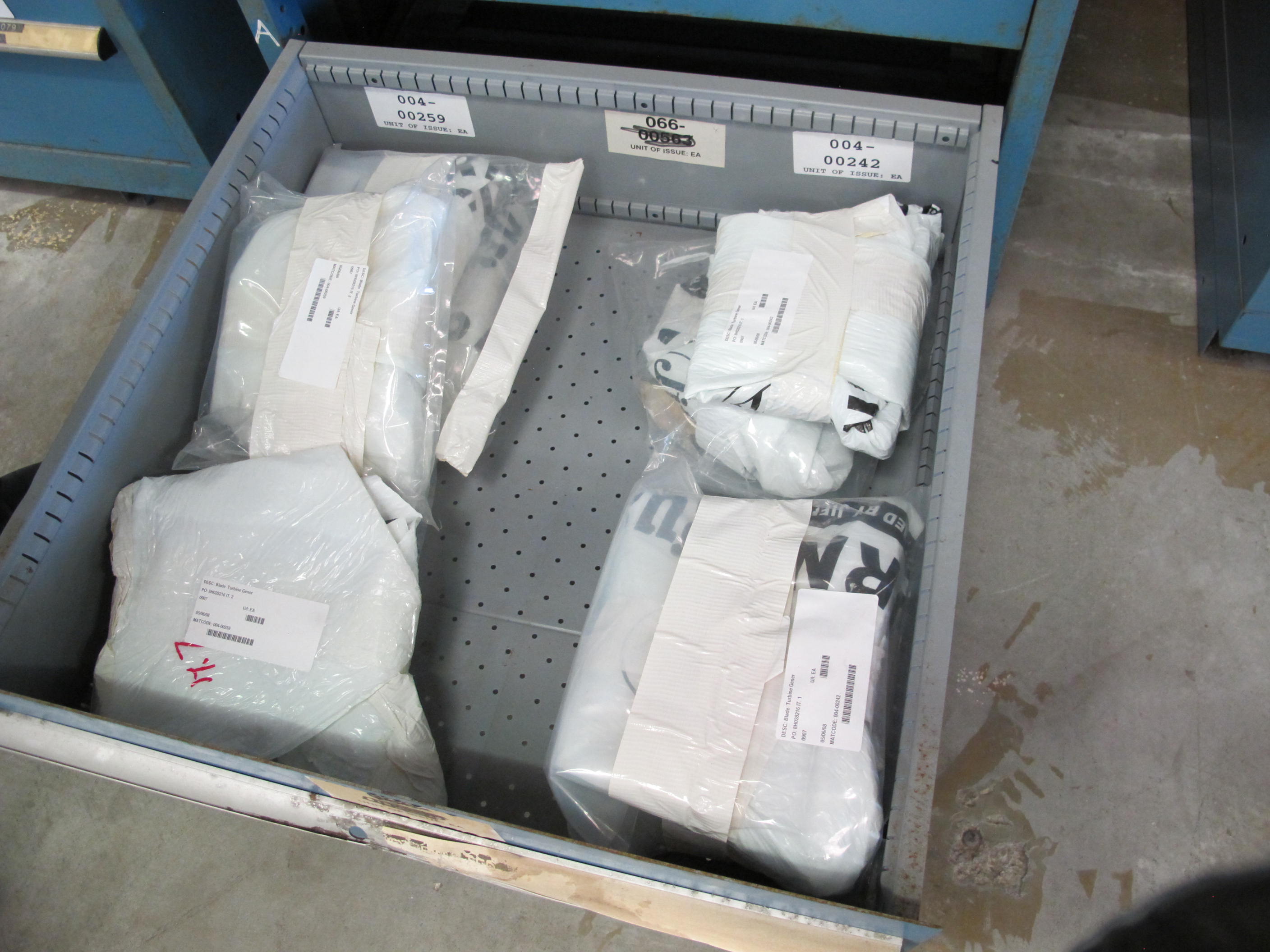 LISTA HEAVY DUTY 10-DRAWER PARTS CABINET W/ CONTENTS (W-44) LOADING & HANDLING FEE $25-